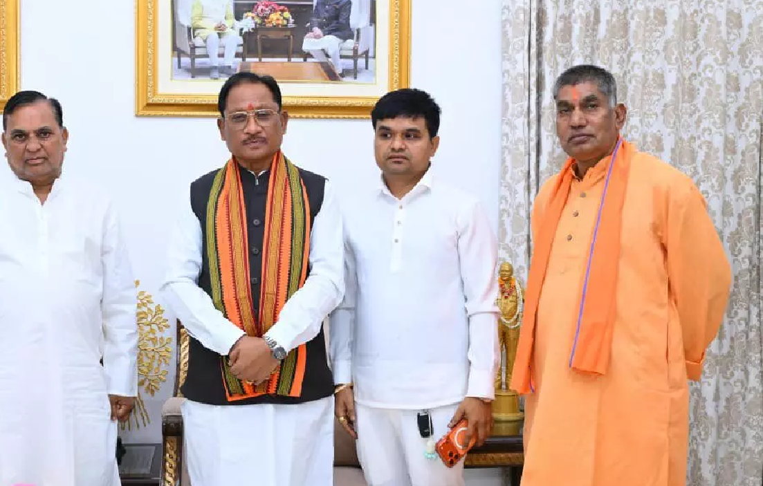 CG : CM साय से मिले मध्य प्रदेश मछुआ कल्याण बोर्ड के अध्यक्ष सीताराम बॉथम …