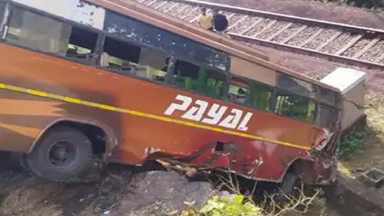 CG : स्टेयरिंग फेल होने से बस रेलवे ट्रैक पर गिरी, 30 यात्री बाल-बाल बचे …