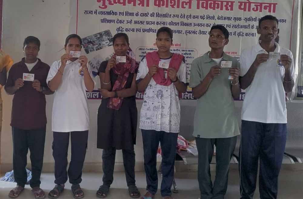 बंदूक छोड़ थामा ट्रैक्टर का स्टीयरिंग: नारायणपुर में आत्मसमर्पित नक्सलियों की नई पारी