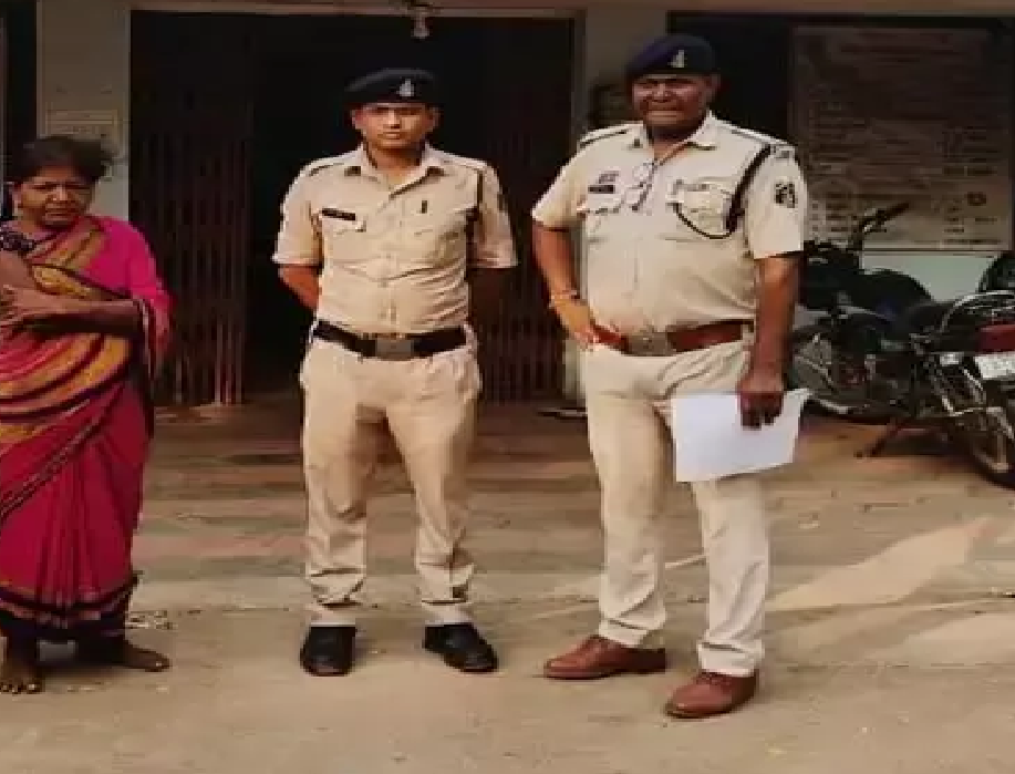 CG : बेटे के साथ मिलकर गांजा बेच रही थी महिला, दोनों गिरफ्तार …