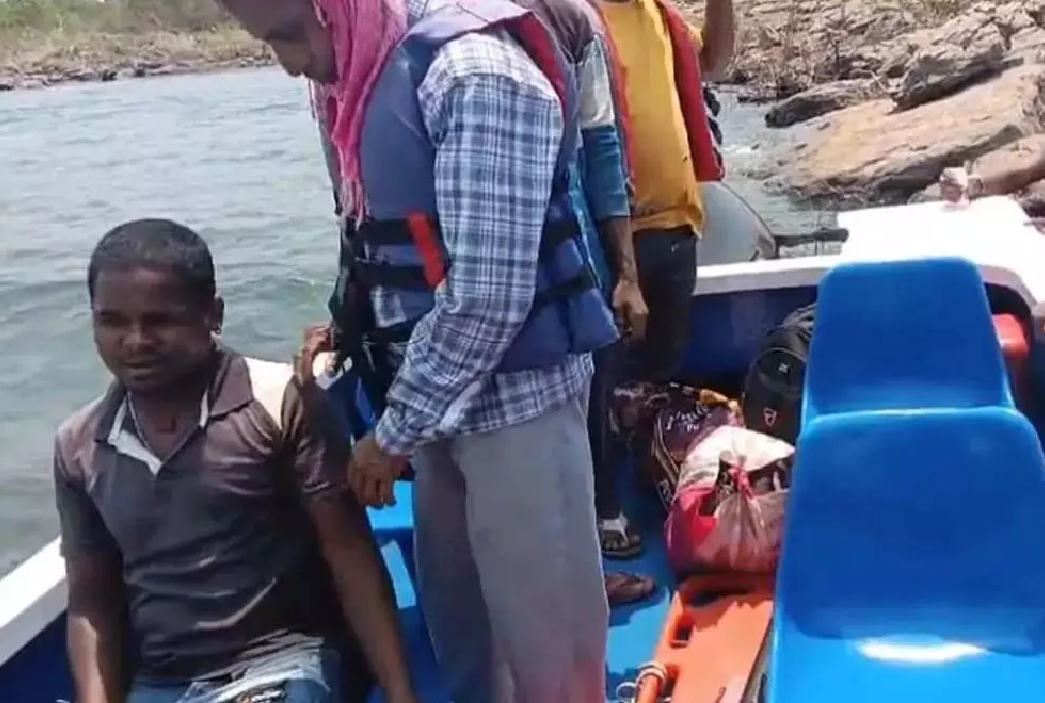 CG : सांप के स्पर्श से मजदूर की तबीयत बिगड़ी, वाटर एंबुलेंस की सुविधा से बची जान …