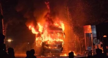 बारातियों से भरी बस में अचानक आग, शॉर्ट सर्किट की आशंका से मचा हड़कंप