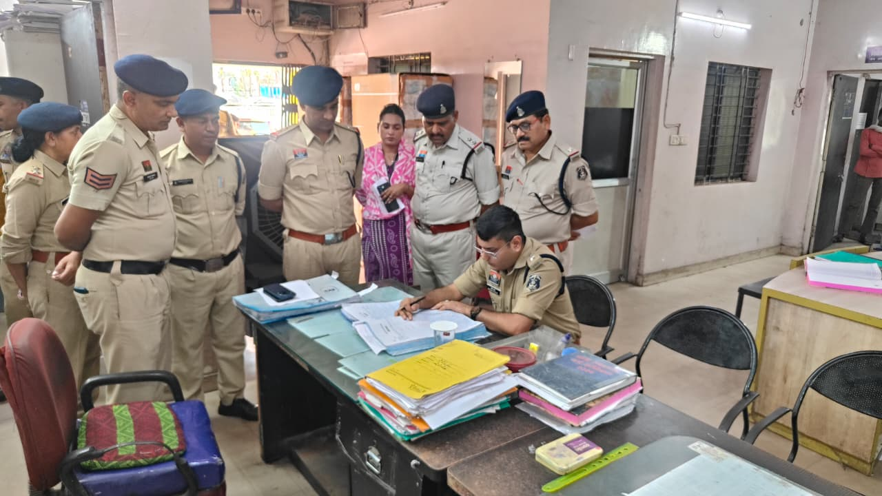 CG : पुलिस उपायुक्त ने किया खमतराई थाना का औचक निरीक्षण …