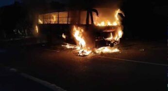 Gwalior में बस हादसा, टायर फटने के बाद लगी आग; पुलिस ने कांच तोड़कर 16 लोगों को बचाया