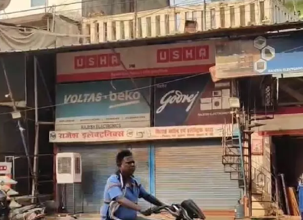 CG : पखांजूर में दुकानें बंद, घरों पर चलाए गए बुलडोजर की कार्रवाई का विरोध …