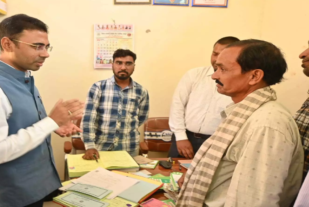 CG : कलेक्टर ने किसानों से की चर्चा, शासन की योजना का लाभ लेने किया प्रोत्साहित …