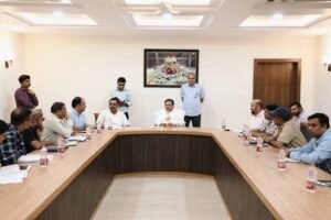 निर्माण बाधाओं को दूर कर किसानों के खेतों तक पानी पहुँचाने के दिए निर्देश : उप मुख्यमंत्री शुक्ल