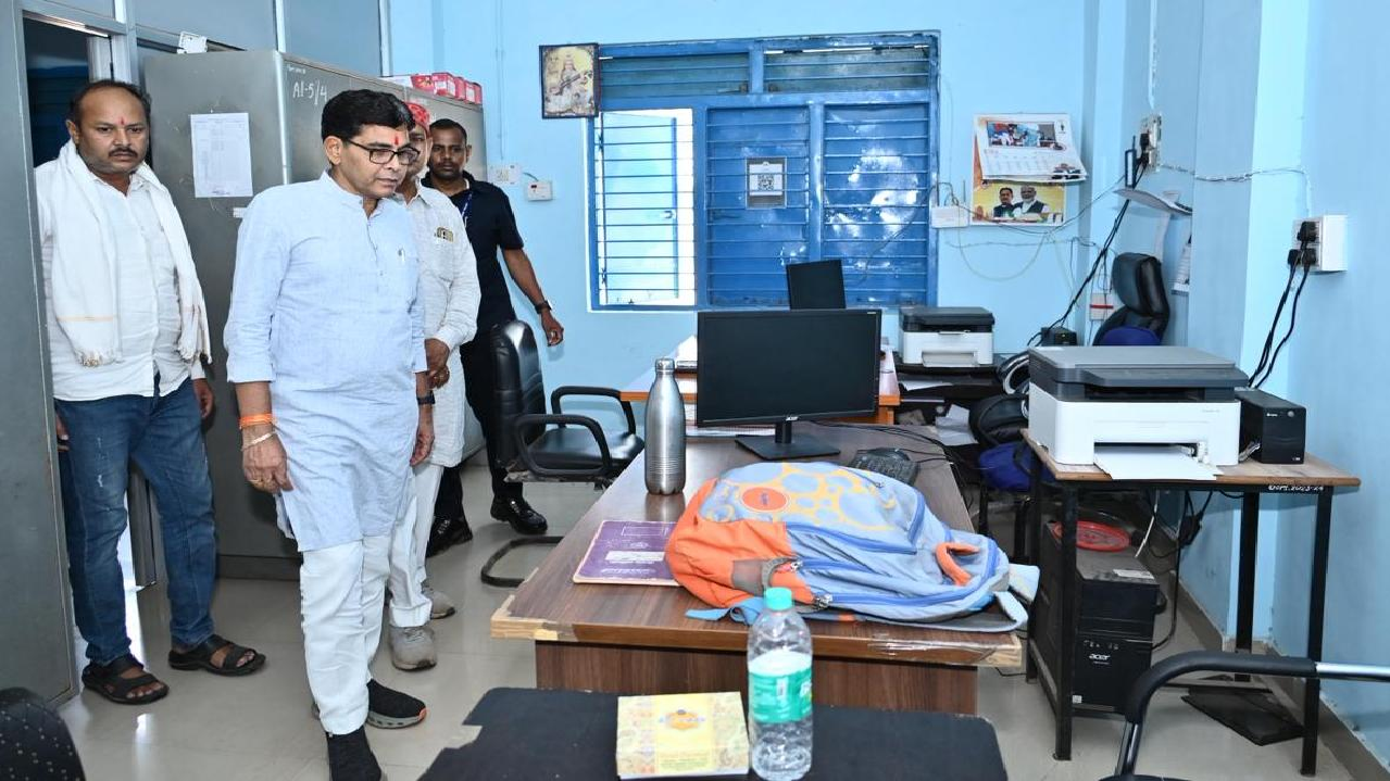 CG : शैक्षणिक और गैर-शैक्षणिक स्टाफ अनिवार्य रूप से निर्धारित समय पर महाविद्यालय में उपस्थित रहें-मंत्री टंक राम वर्मा