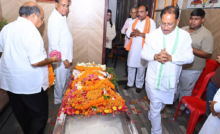 CG : CM साय ने रूपनारायण सिन्हा के निवास पहुँचकर उन्हें श्रद्धांजलि दी