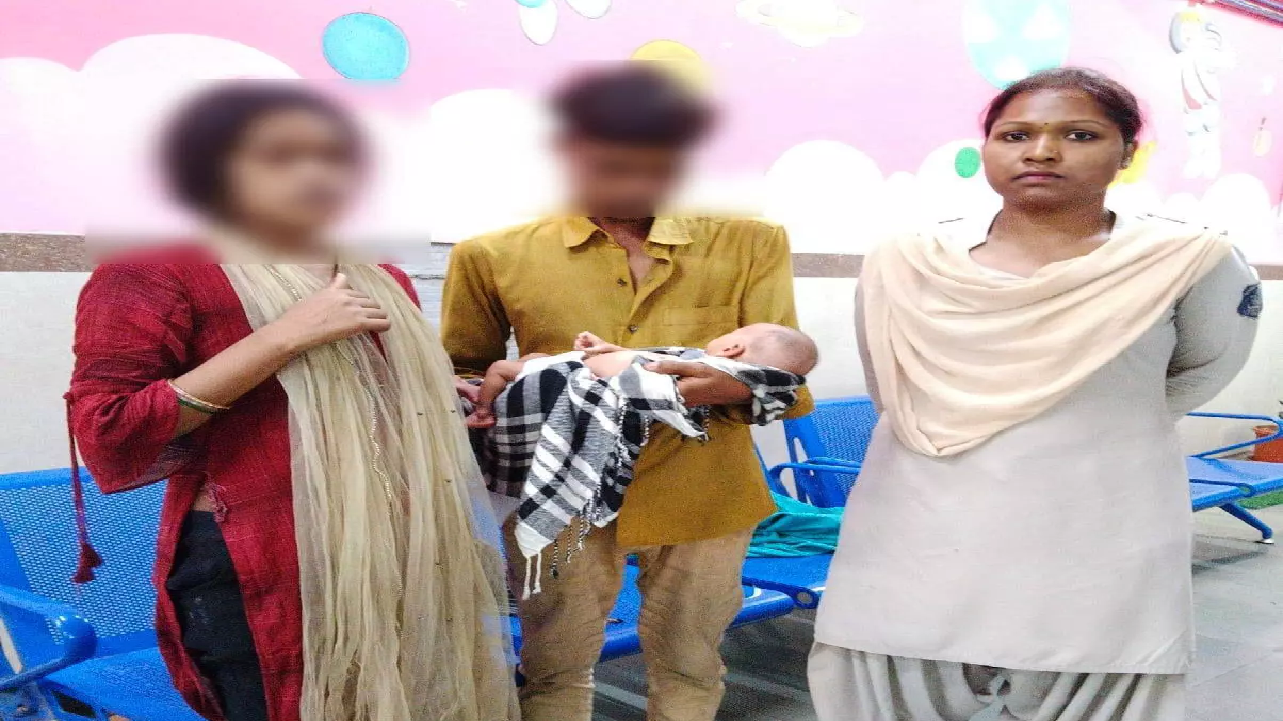 CG : रेलवे स्टेशन के बाहर बच्चे के साथ हो रही थी बेरहमी, सूचना पर पुलिस ने बचाई जान