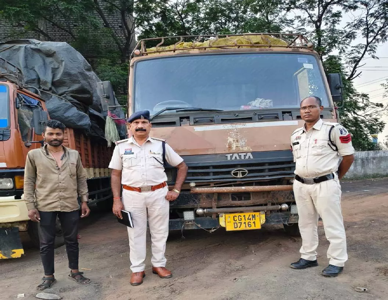CG : माजदा वाहनों को पुलिस ने पकड़ा, 31 लाख की कबाड़ जब्त…