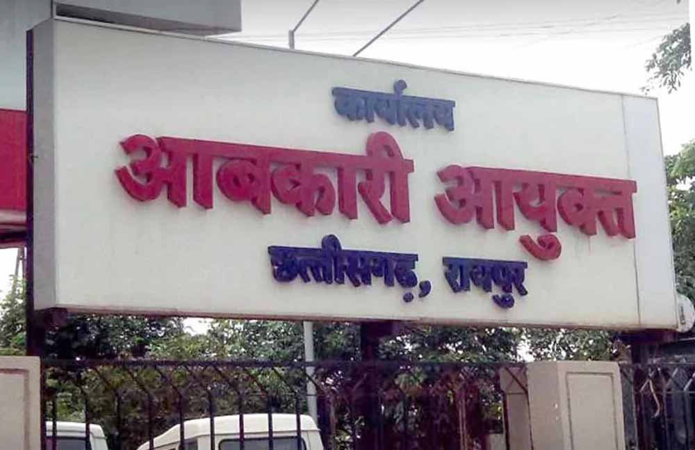 रायपुर आबकारी कार्यालय में वर्षों से जमे अधिकारियों पर चर्चा तेज, तबादला नीति पर घिरा विभाग