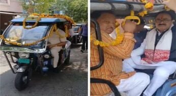 ई-रिक्शा से पदभार ग्रहण करने पहुंचे MP लघु उद्योग निगम अध्यक्ष, पेट्रोल-डीजल बचाने का दिया संदेश