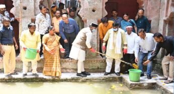 मंत्री विश्वास सारंग ने द्वारका नगर में बावड़ी की सफाई हेतु किया श्रमदान