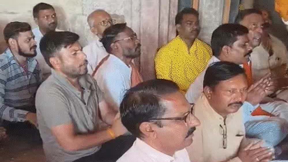 हाईकोर्ट के फैसले के बाद भोजशाला में गूंजा हनुमान चालीसा पाठ, श्रद्धालुओं ने किए मां वाग्देवी के दर्शन
