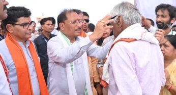 मुख्यमंत्री विष्णु देव साय ने हितग्राहियों को अपने हाथों से पहनाया नजर का चश्मा