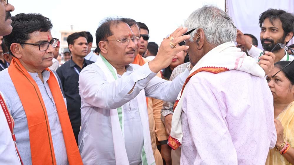 मुख्यमंत्री विष्णु देव साय ने हितग्राहियों को अपने हाथों से पहनाया नजर का चश्मा