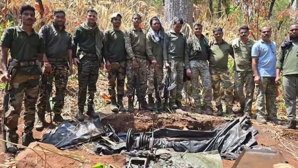 गढ़चिरौली में माओवादियों की गुप्त हथियार फैक्ट्री का भंडाफोड़, जंगल में जमीन के नीचे छिपा था जखीरा