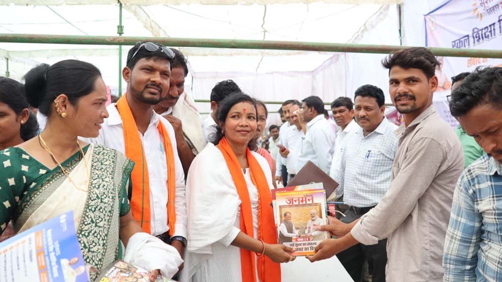 रायपुर : समाधान शिविर कुटरु में उमड़ा जनसैलाब- तपती धूप में भी दिखा शासकीय योजनाओं के प्रति ग्रामीणों का भारी उत्साह