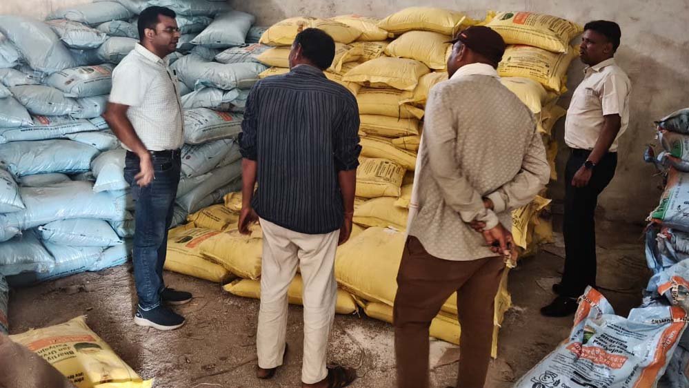 रायपुर : एक खाद दुकान का लाइसेंस निलंबित, कई विक्रेताओं को नोटिस मेसर्स लक्ष्मी ट्रेडर्स भखारा