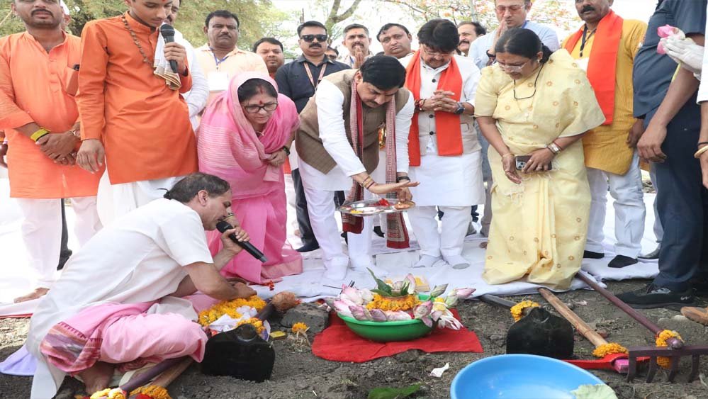 मुख्यमंत्री डॉ. यादव ने गंगा दशहरा पर देवी सागर तालाब में किया श्रमदान