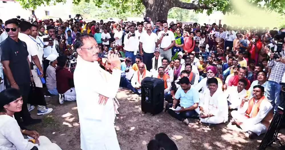 सरगुजा के ग्राम सिलमा में अचानक उतरा मुख्यमंत्री साय का हेलीकॉप्टर, खाट पर बैठकर सुनी ग्रामीणों की समस्याएं
