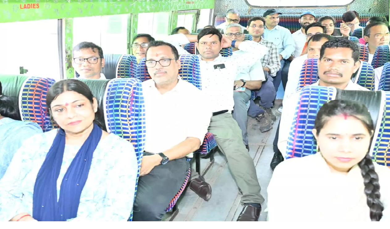 CG : सुशासन तिहार में अधिकारियों ने पूल वाहन से पहुंचे शिविर …