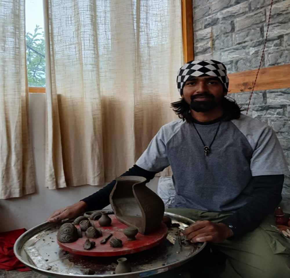मिट्टी से रची पहचान: युवा कलाकार उत्तम साहू ने OSOA में बिखेरा छत्तीसगढ़ी कला का जादू