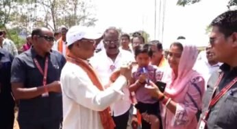 CM साय का स्नेहिल अंदाज: नन्हीं मानविका को गोद में उठाकर पहनाया चश्मा, बढ़ाया हौसला