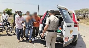 रतलाम के डायल-112 हीरोज सड़क हादसे में घायल हुए तीन लोगों को समय पर पहुँचाया अस्पताल भोपाल रतलाम जिले के थाना रिंगनोद क्षेत्र मेंडायल-112 जवानों की त्वरित प्रतिक्रिया और संवेदनशील कार्यवाहीसे सड़क दुर्घटना में गंभीर रूप से घायल तीन व्यक्तियों को समय पर अस्पताल पहुँचाकर उपचार दिलाया गया। समय पर मिली सहायता से घायलों को शीघ्र चिकित्सा सुविधा उपलब्ध हो सकी। 07 मई को सुबह राज्य स्तरीय पुलिस कंट्रोल रूम डायल-112 भोपाल को सूचना प्राप्त हुई कि थाना रिंगनोद क्षेत्र अंतर्गतबिनोलीफंटा रोडपर दो मोटर साइकिलों की आमने-सामने से टक्कर हो गई है, जिसमें तीन व्यक्ति गंभीर रूप से घायल हो गए हैं। तत्काल पुलिस सहायता की आवश्यकता है। सूचना मिलते ही रिंगनोद थाना क्षेत्र में तैनात डायल-112 एफआरव्ही वाहन को तुरंत घटनास्थल के लिए रवाना किया गया। डायल 112 स्‍टॉफआरक्षक चंद्रपाल सिंह एवं पायलट मंगलेश्वर सूर्यवंशीने मौके पर पहुँचकरपाया कि मोटरसाइकिल दुर्घटना में तीन लोग गंभीर रूप से घायल हो गए थे। डायल-112 जवानों ने बिना समय गंवाए सभी घायलों कोएफआरव्ही वाहनकी सहायता से तत्कालशासकीय अस्पताल जावरापहुँचाया।डायल-112 जवानों की तत्परता से घायलों को समय पर उपचार मिल सका। डायल 112 हीरोजश्रृंखला के अंतर्गत यह घटना दर्शाती है कि मध्यप्रदेश पुलिस की डायल-112 सेवा हर आपात परिस्थिति में त्वरित सहायता, संवेदनशीलता और जनसेवा की भावना के साथ आमजन के लिए सदैव सक्रिय और प्रतिबद्ध है।