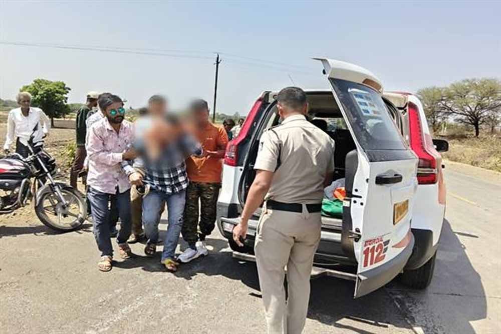 रतलाम के डायल-112 हीरोज सड़क हादसे में घायल हुए तीन लोगों को समय पर पहुँचाया अस्पताल भोपाल रतलाम जिले के थाना रिंगनोद क्षेत्र मेंडायल-112 जवानों की त्वरित प्रतिक्रिया और संवेदनशील कार्यवाहीसे सड़क दुर्घटना में गंभीर रूप से घायल तीन व्यक्तियों को समय पर अस्पताल पहुँचाकर उपचार दिलाया गया। समय पर मिली सहायता से घायलों को शीघ्र चिकित्सा सुविधा उपलब्ध हो सकी। 07 मई को सुबह राज्य स्तरीय पुलिस कंट्रोल रूम डायल-112 भोपाल को सूचना प्राप्त हुई कि थाना रिंगनोद क्षेत्र अंतर्गतबिनोलीफंटा रोडपर दो मोटर साइकिलों की आमने-सामने से टक्कर हो गई है, जिसमें तीन व्यक्ति गंभीर रूप से घायल हो गए हैं। तत्काल पुलिस सहायता की आवश्यकता है। सूचना मिलते ही रिंगनोद थाना क्षेत्र में तैनात डायल-112 एफआरव्ही वाहन को तुरंत घटनास्थल के लिए रवाना किया गया। डायल 112 स्‍टॉफआरक्षक चंद्रपाल सिंह एवं पायलट मंगलेश्वर सूर्यवंशीने मौके पर पहुँचकरपाया कि मोटरसाइकिल दुर्घटना में तीन लोग गंभीर रूप से घायल हो गए थे। डायल-112 जवानों ने बिना समय गंवाए सभी घायलों कोएफआरव्ही वाहनकी सहायता से तत्कालशासकीय अस्पताल जावरापहुँचाया।डायल-112 जवानों की तत्परता से घायलों को समय पर उपचार मिल सका। डायल 112 हीरोजश्रृंखला के अंतर्गत यह घटना दर्शाती है कि मध्यप्रदेश पुलिस की डायल-112 सेवा हर आपात परिस्थिति में त्वरित सहायता, संवेदनशीलता और जनसेवा की भावना के साथ आमजन के लिए सदैव सक्रिय और प्रतिबद्ध है।