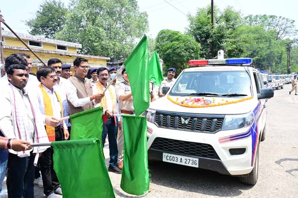 वित्त मंत्री ओपी चौधरी ने रायगढ़ को मिली 16 अत्याधुनिक डायल-112 ईआरवी वाहनों को दिखाई हरी झंडी