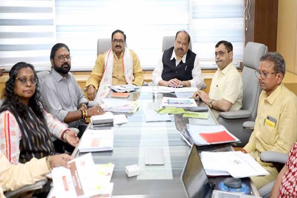 लघु उद्योग निगम के क्रियाकलापों को व्यापक स्वरूप देकर व्यवसाय और मुनाफा बढ़ाएं : मंत्री काश्यप