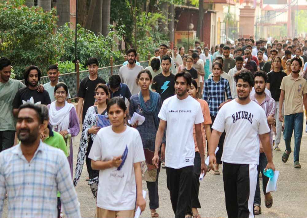 UPSC Prelims में अभ्यर्थियों की अग्निपरीक्षा! तपती जमीन पर नंगे पैर पहुंचे एग्जाम सेंटर