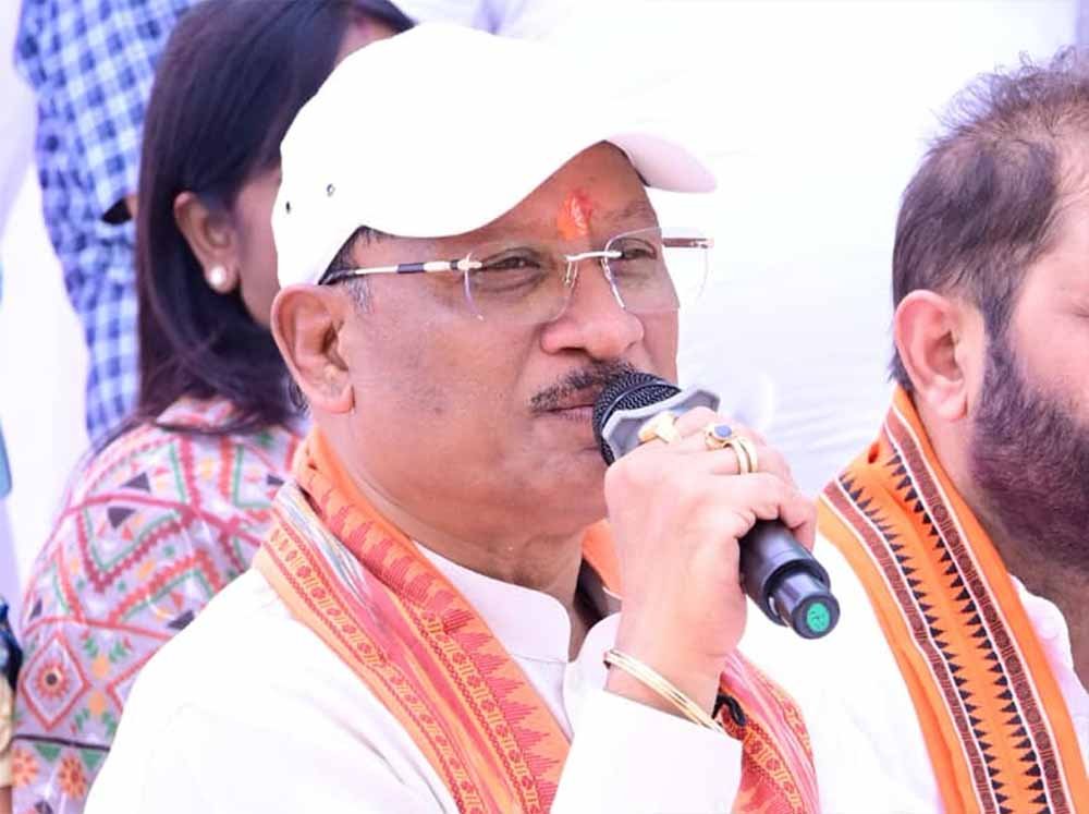 सरगुजा जिले के ग्राम सिलमा में अचानक उतरा मुख्यमंत्री साय का हेलीकॉप्टर