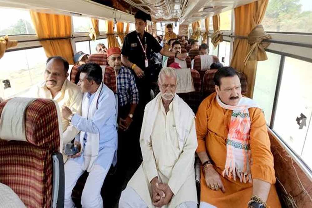 मंत्री टेटवाल सार्वजनिक बस से यात्रा कर अपने कार्य क्षेत्र पर पहुँचे
