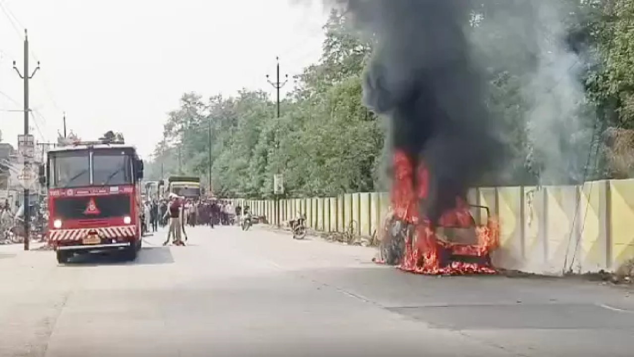 CG : बीजेपी नेता के डॉक्टर भाई जिंदा जलने से बचे, कोरबा में कार में लगी आग …