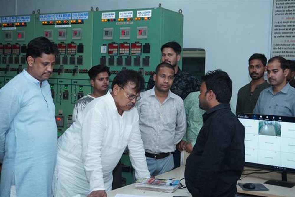 ऊर्जा मंत्री तोमर ने रात में किया सिविल अस्पताल हजीरा, बिरला नगर सहित विद्युत केन्द्रों का औचक निरीक्षण