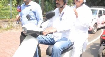 प्रधानमंत्री के आहवान पर लग्जरी कार छोड़ इलेक्ट्रिक स्कूटी से मंत्रालय पहुंचे ऊर्जा मंत्री तोमर