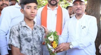 सुशासन तिहार: मुख्यमंत्री विष्णु देव साय ने मेधावी छात्र गिरवर पटेल को किया सम्मानित