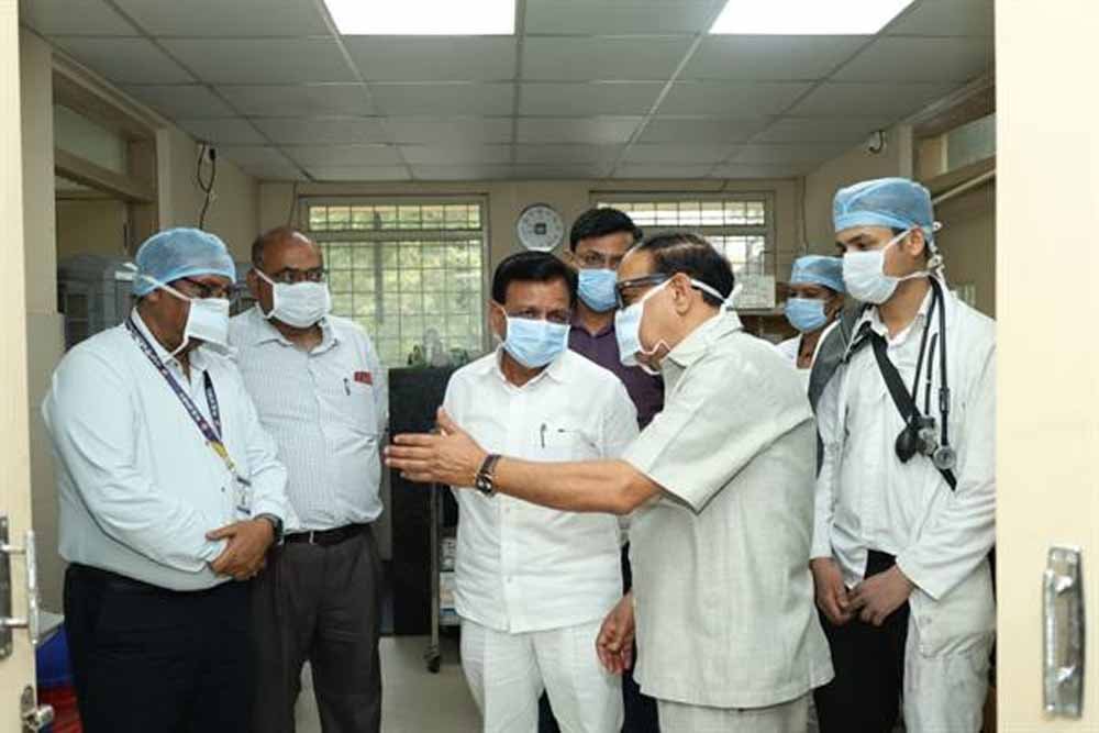 उप मुख्यमंत्री देवड़ा इंदौर में देवास अग्निकांड के घायलों से मिले चिकित्सकों को दिये बेहतर उपचार के निर्देश