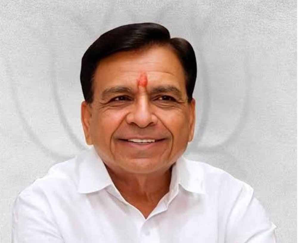 उप मुख्यमंत्री देवड़ा ने त्यागी पायलट और फॉलो वाहन सुविधा
