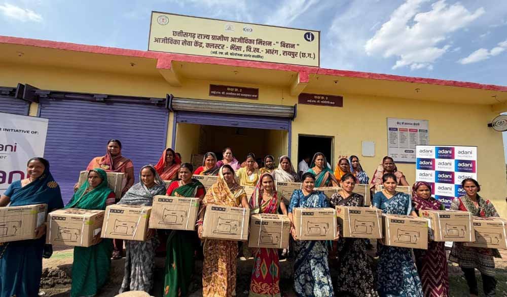 मुख्यमंत्री विष्णु देव साय की घोषणा का त्वरित असर: कोसरंगी की दीदियों को मिली 50 निःशुल्क सिलाई मशीनें
