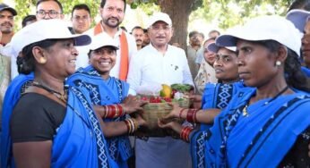 सुशासन तिहार: सरोधी में महिला स्व सहायता समूह ने मुख्यमंत्री को भेंट की स्थानीय उत्पादों की टोकरी
