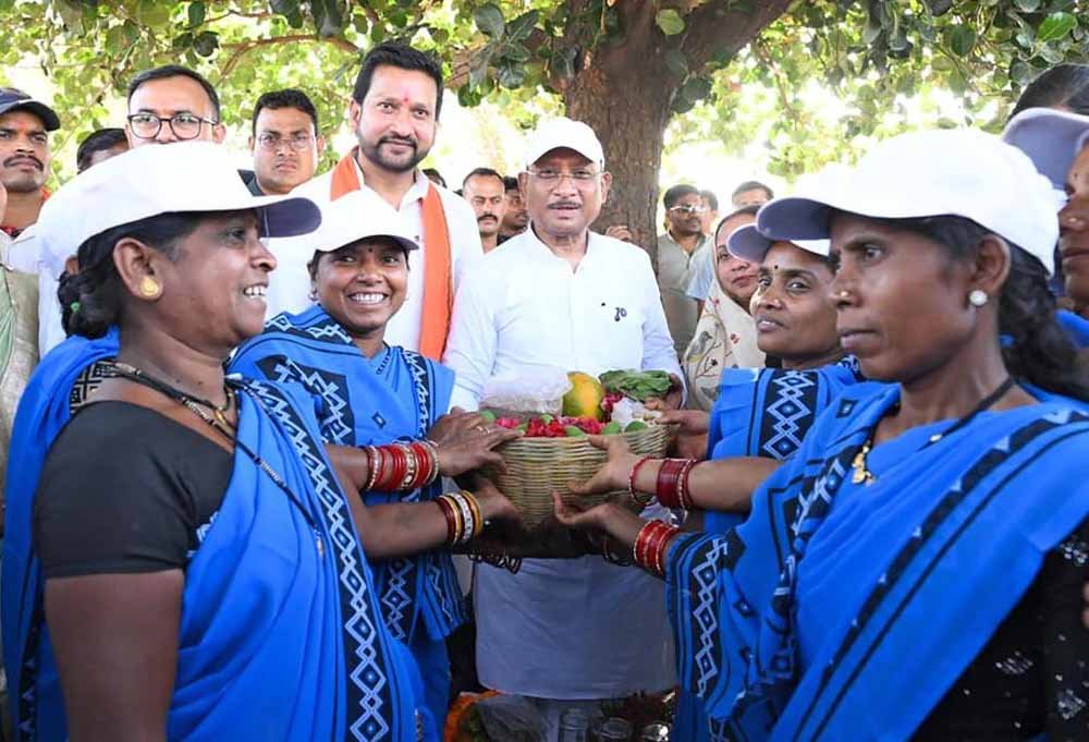 सुशासन तिहार: सरोधी में महिला स्व सहायता समूह ने मुख्यमंत्री को भेंट की स्थानीय उत्पादों की टोकरी
