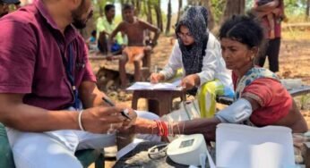 घने जंगलों और नदी-नालों को पार कर स्वास्थ्य दूतों ने बचाई दो मासूमों की जान