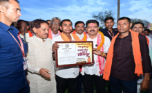 CG : गधहाभाटा अब कहलाएगा ‘सोनपुर’, उप मुख्यमंत्री विजय शर्मा ने ग्रामवासियों को सौंपी राजपत्र की प्रति