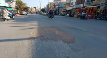 राजनांदगांव : वाहनों का दबाव पड़ने के कारण शहर में अब गहरे होते जा रहे गड्ढे…