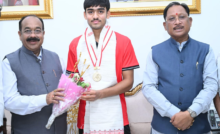 CG : अंडर-18 एशिया कप विजेता हॉकी खिलाड़ी अवि मानिकपुरी ने मुख्यमंत्री विष्णुदेव साय से की सौजन्य भेंट