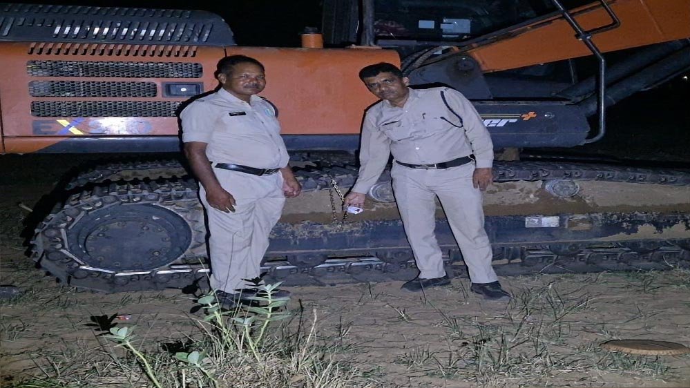 मुख्यमंत्री के कड़े निर्देशों का असर : अवैध खनन पर राज्य भर में हो रही कार्रवाई, धमतरी में 5 चैन माउंटेन मशीनें जब्त
